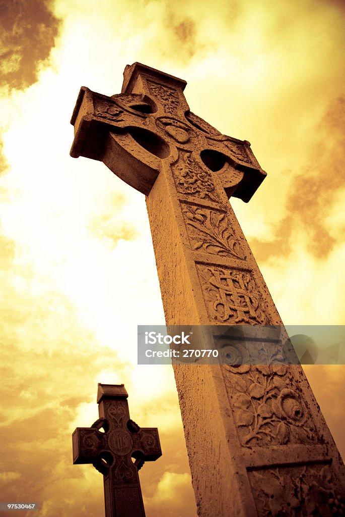 Medieval Cruz Celta com cores no cemitério irlandês ao pôr do sol - Royalty-free Religião Foto de stock