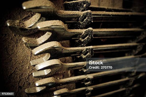 Mucchio Di Polvere Assortiti Spanners Nel Vecchio Tool Shed - Fotografie stock e altre immagini di Attrezzatura