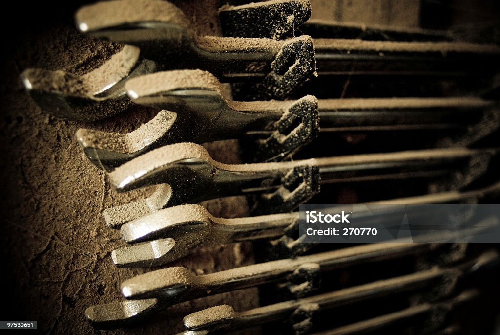 Dusty cacho de diversos spanners no antigo galpão de ferramenta - Foto de stock de Abrigo de Jardim royalty-free