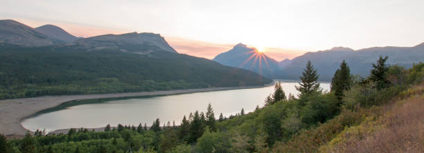 2017 秋火災時の下 2 医学湖で氷河国立公園・ モンタナ アメリカ合衆国の夕日 - camping hiking montana night ストックフォトと画像