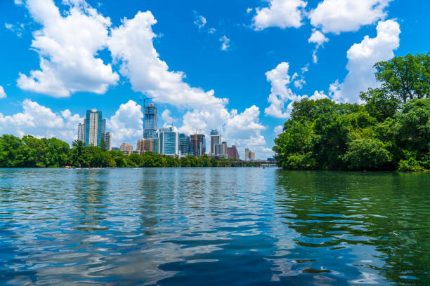 mirrored reflection during sunny afternoon travel destination summer time fun austin texas growing downtown skyline cityscape aerial drone view - highway nobody town urban road imagens e fotografias de stock