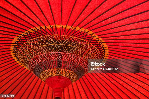 Sombrilla Rojo Japonés Foto de stock y más banco de imágenes de Anticuado - Anticuado, Color - Tipo de imagen, Colores