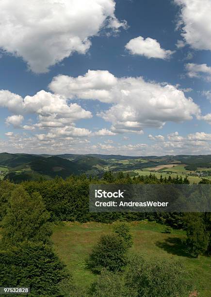 Hochsauerland - Fotografie stock e altre immagini di Ambientazione esterna - Ambientazione esterna, Catena di montagne, Composizione verticale