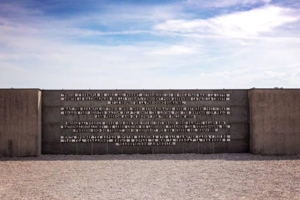 dichiarazione commemorativa del campo di concentramento di dachau - dachau foto e immagini stock