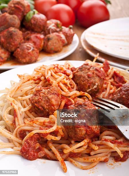 Spaghetti Con Meatballs En Salsa De Tomate En Placa Foto de stock y más banco de imágenes de Albóndiga