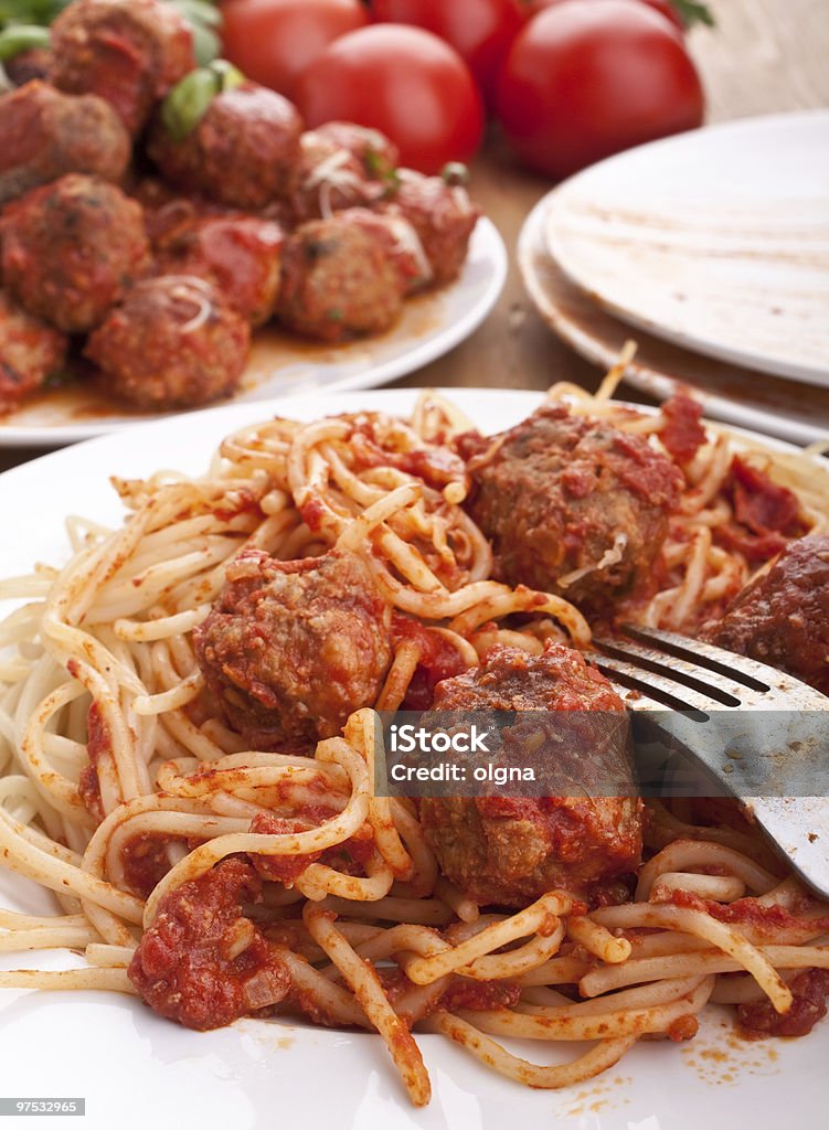 spaghetti aux boulettes de viande à la sauce tomate dans une assiette - Photo de Aliment libre de droits