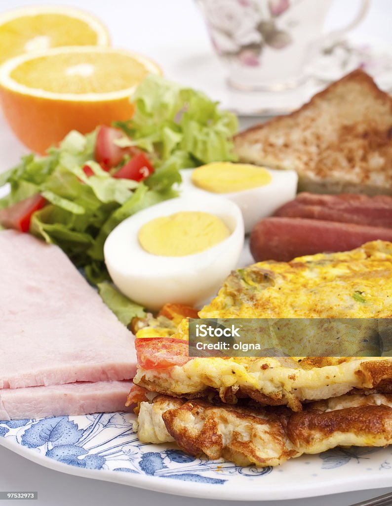 omelette con jamón, tocino y verduras primer plano - Foto de stock de Alimento libre de derechos