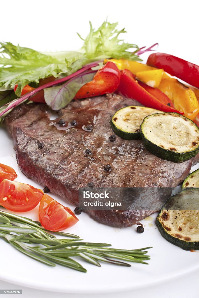 Zartes Rinderfilet steak mit Gemüse - Lizenzfrei Abnehmen Stock-Foto