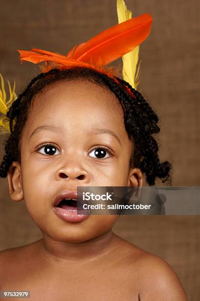 Kleinkind Mit Federn In Den Haaren Stockfoto und mehr Bilder von Nahaufnahme - Nahaufnahme, Afrikanischer Abstammung, Braun