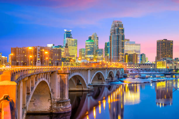 skyline del centro di minneapolis in minnesota, usa - minnesota foto e immagini stock