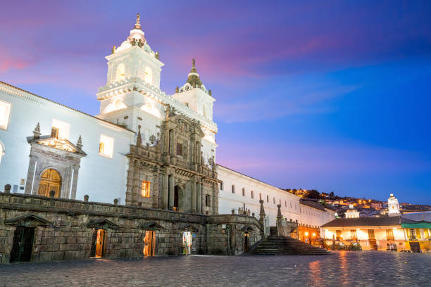 plaza de san francisco in alte stadt quito - ecuadorian culture stock-fotos und bilder