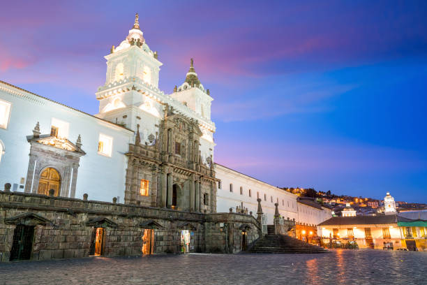 plaza de san francisco en quito antiguo de la ciudad - ecuador fotografías e imágenes de stock