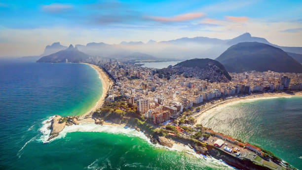 luftbild von den berühmten strand der copacabana und ipanema strand - corcovado stock-fotos und bilder