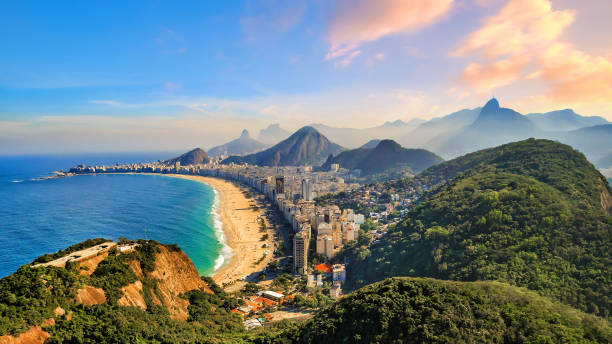 spiaggia di copacabana e spiaggia di ipanema a rio de janeiro, brasile - sugarloaf mountain immagine foto e immagini stock