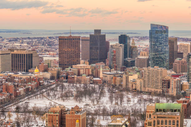 vista aérea de boston y boston common park en massachusetts, estados unidos al atardecer en invierno - boston common fotografías e imágenes de stock