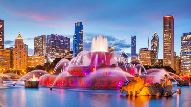 panorama do horizonte de chicago com arranha-céus e fonte de buckingham - chicago fountain skyline night - fotografias e filmes do acervo