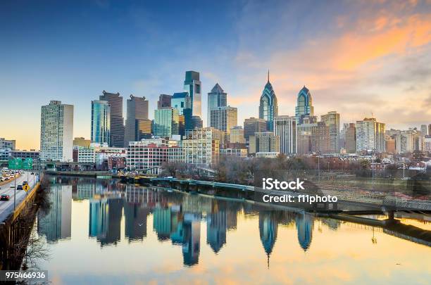 Photo libre de droit de Skyline Du Centreville De Philadelphie Pennsylvanie Etatsunis banque d'images et plus d'images libres de droit de Philadelphie