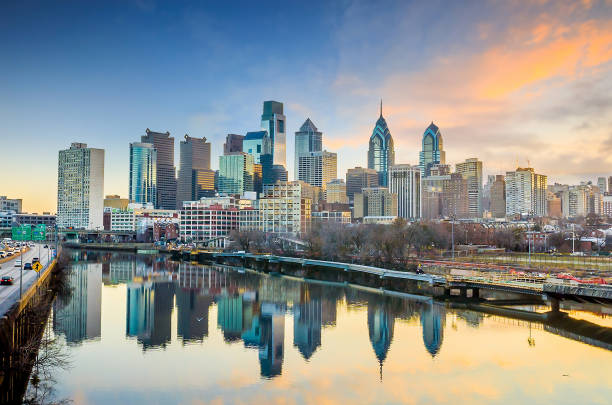 米国ペンシルバニア州フィラデルフィアのダウンタウンのスカイライン - philadelphia ストックフォトと画像