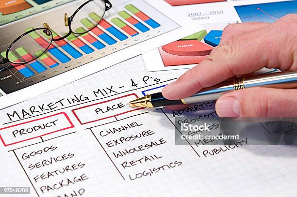 Businesscharts Stockfoto und mehr Bilder von Analysieren - Analysieren, Balkendiagramm, Brille