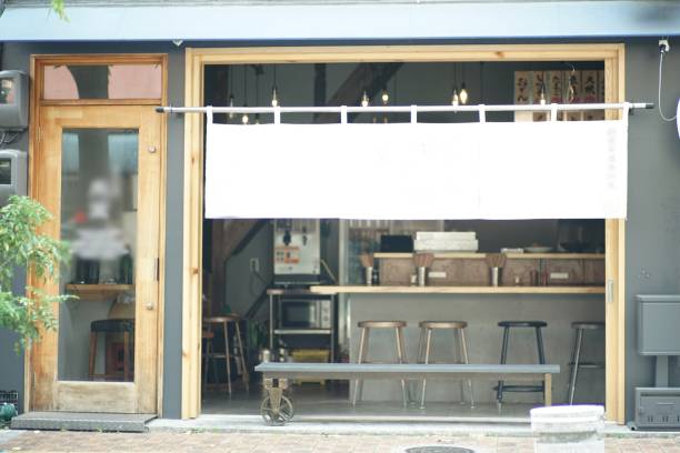 izakaya, bar japonês ou no restaurante de estilo japonês - sidewalk cafe built structure cafe day - fotografias e filmes do acervo