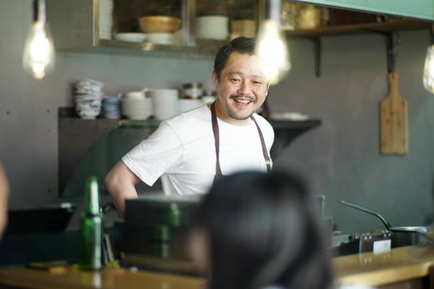 居酒屋でのキッチンで料理人 - レストラン　日本 ストックフォトと画像