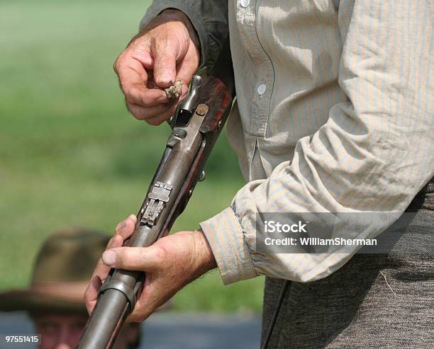 Limpieza De Manos De Una Guerra Civil Del Rifle Foto de stock y más banco de imágenes de Rifle - Rifle, Arma, Bala - Munición