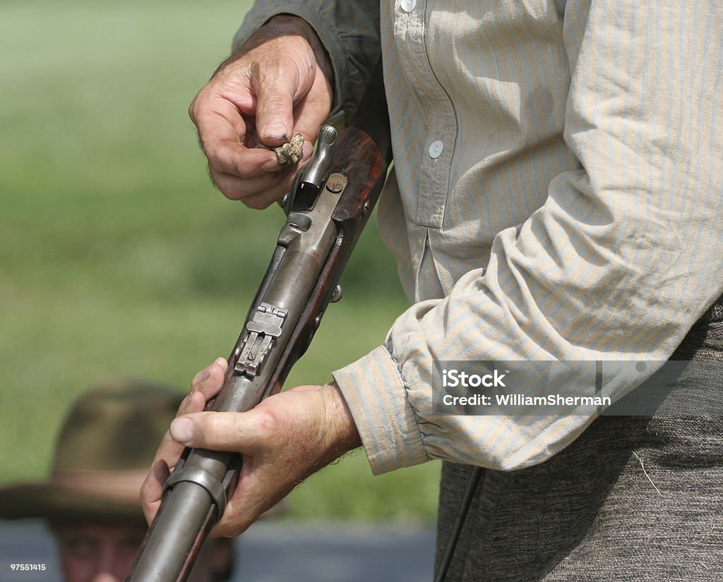 Рабочие руки -- очистки гражданской войны Rifle - Стоковые фото Винтовка роялти-фри