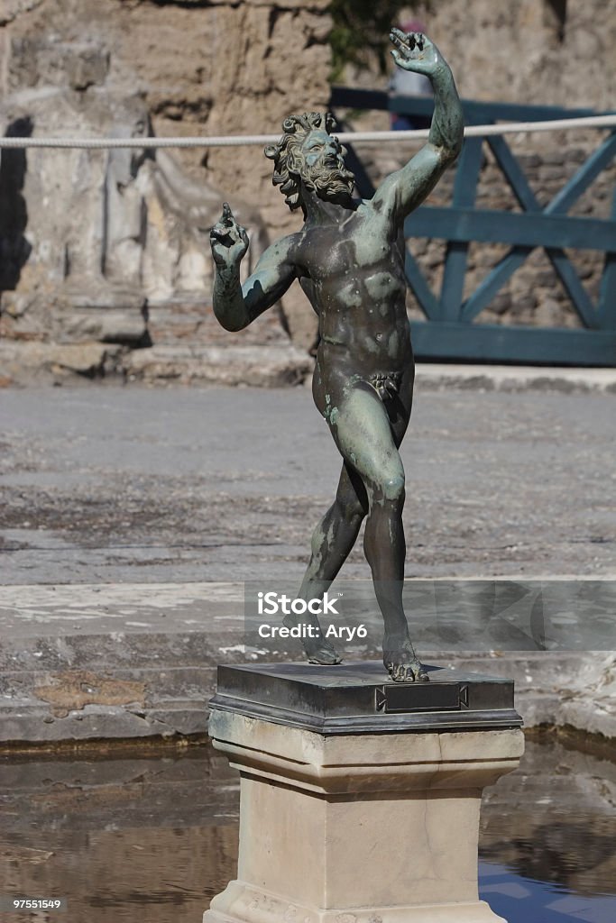 Statua di bronzo (Fauno - Foto stock royalty-free di Ambientazione esterna