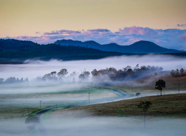 matin brumeux vue au-dessus de la zone de grandchester d’ipswich, queensland - grandchester photos et images de collection