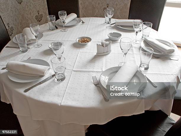 レストランのテーブル - ダイニングテーブルのストックフォトや画像を多数ご用意 - ダイニングテーブル, 皿, カトラリー