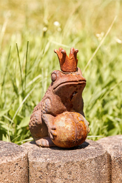 istock Frog king Garden decoration 975572202