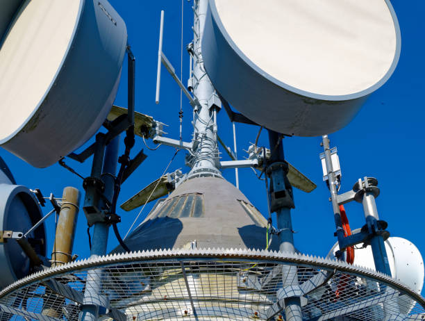 радиоантена и подвижная антенна на башне - mobilfunkantenne стоковые фото и изображения