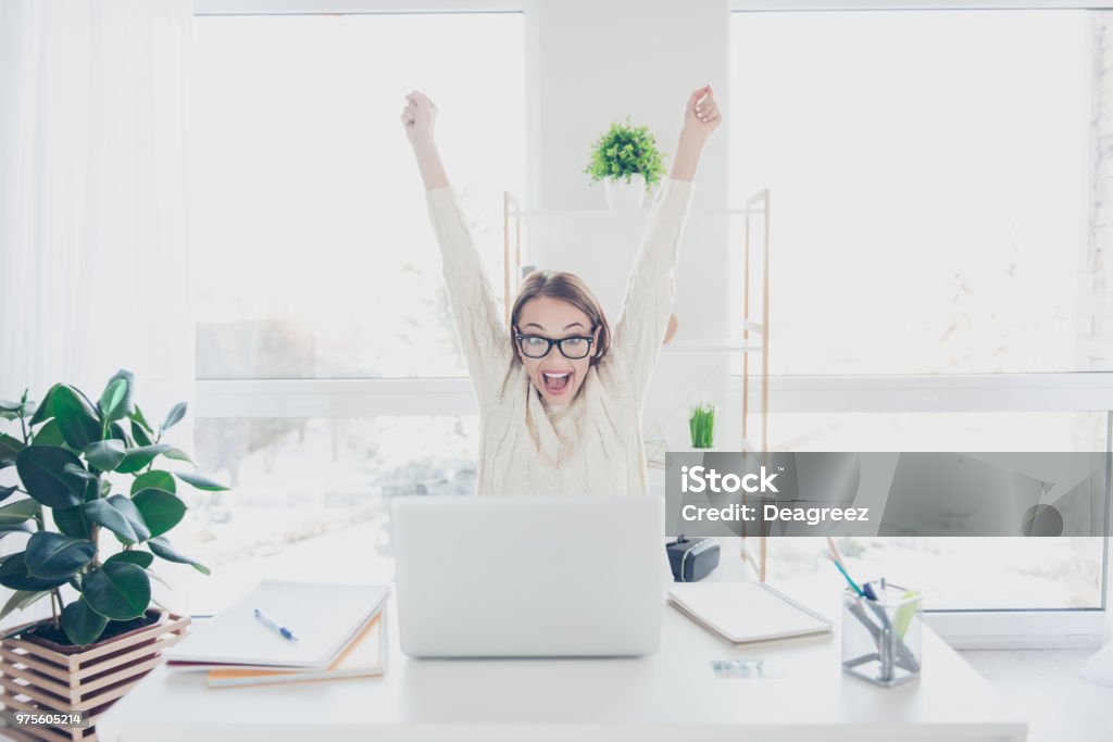 Portrait d’une femme heureuse positive, main dans la main en criant en regardant l’écran du portable célébrant la réalisation avec succès complété présentation du projet emploi - Photo de Bonheur libre de droits