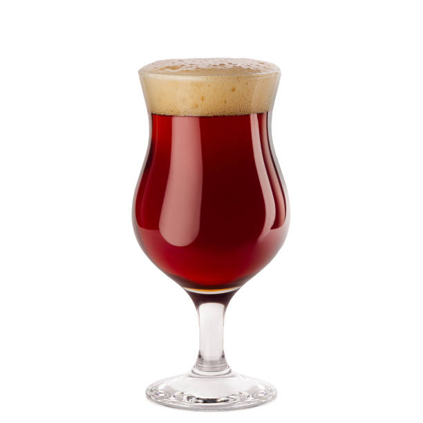 bière ale rouge en verre à vin avec mousse isolé sur fond blanc. - amber beer photos et images de collection