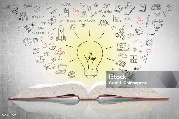 Giornata Mondiale Della Proprietà Intellettuale E Concetto Di Educazione Con Lampadina Innovativa Su Libro Con Doodle - Fotografie stock e altre immagini di Giorno