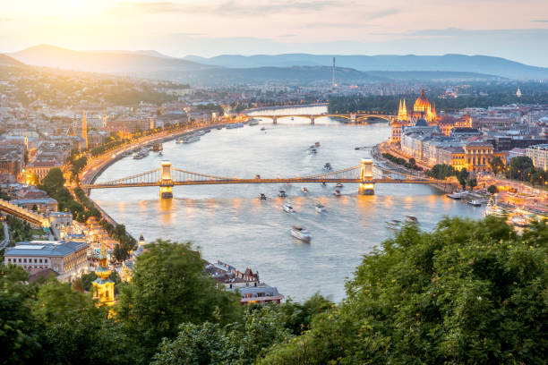 budapest bei dämmerung - budapest danube river river hungary stock-fotos und bilder