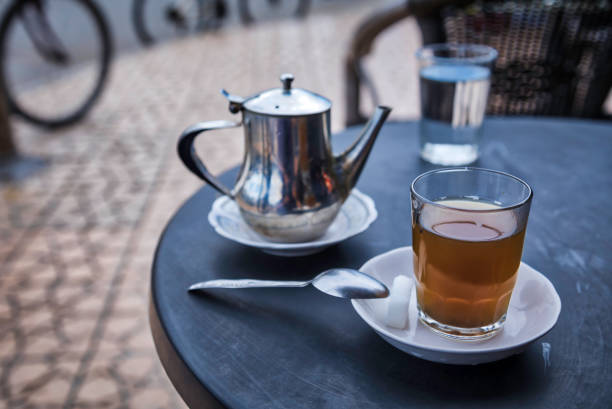 bere un tè morrocano fresco (hdri) - morocco tea glass mint tea foto e immagini stock