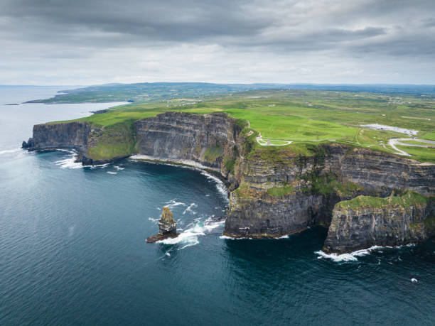 falésias de moher irlanda aérea atlântico forma selvagem - republic of ireland cliffs of moher panoramic cliff - fotografias e filmes do acervo