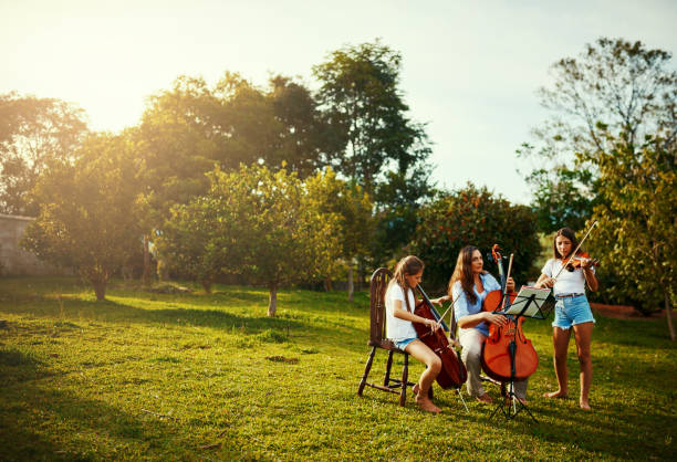 su parte favorita de la semana, practicando con sus hijas - practicing music violin women fotografías e imágenes de stock