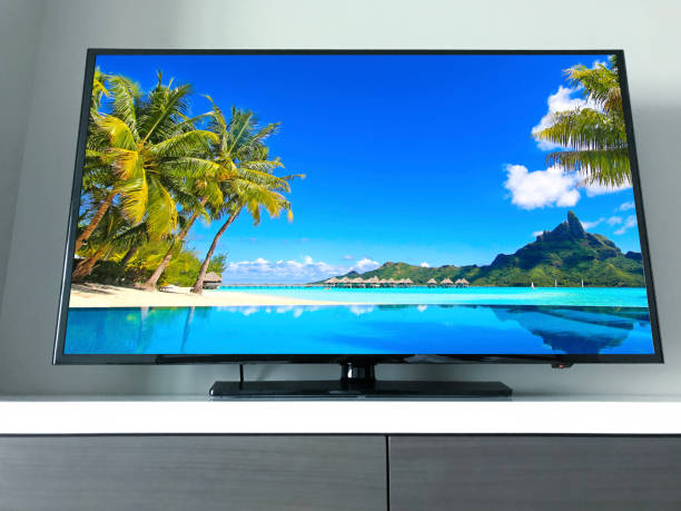 televisión grande con foto de bora bora - televisión de alta definición fotografías e imágenes de stock