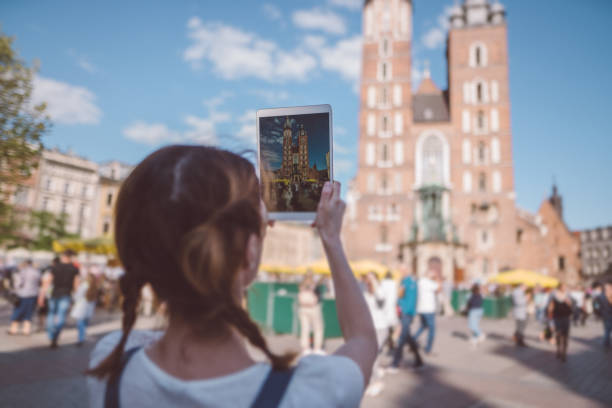 観光女性ヨーロッパ旅行を撮影し、夏の間に動画ブログ - krakow people poland church ストックフォトと画像