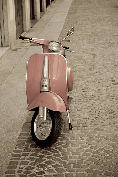 alte vintage-scooter, städtisches motiv - 7676 stock-fotos und bilder