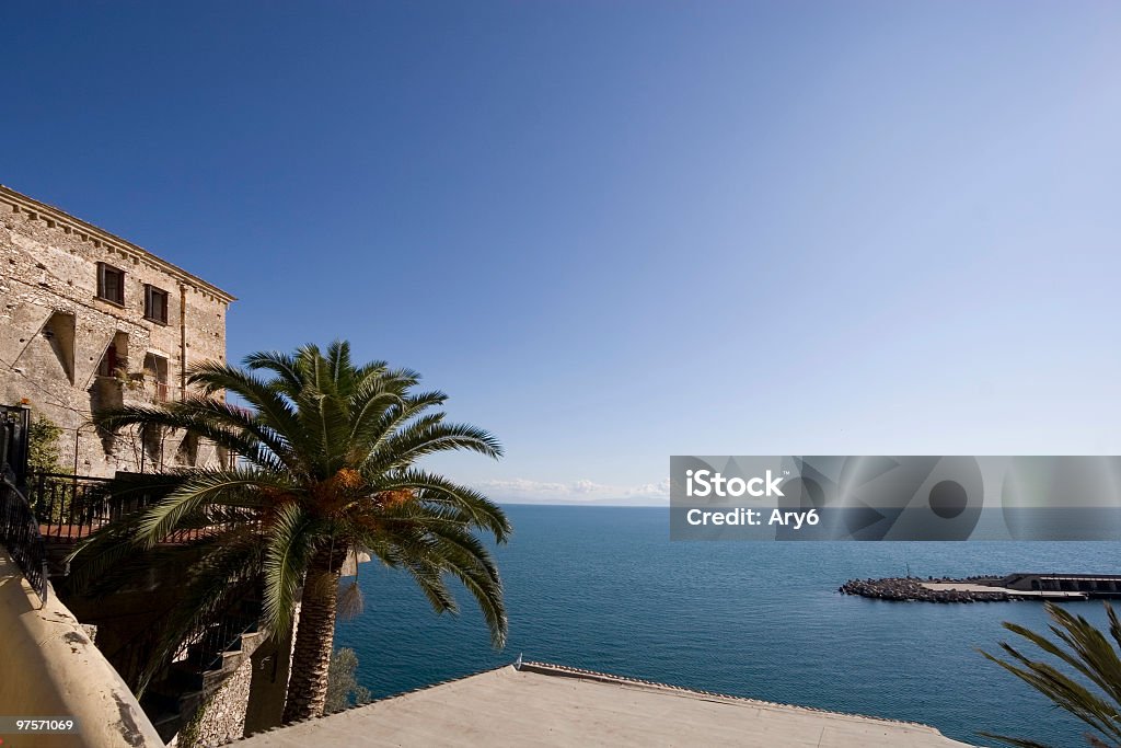 Torre di guardia di Cetara (piccola cittadina costiera amalfitana, Italia - Foto stock royalty-free di Amalfi