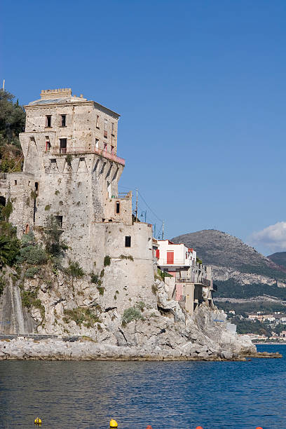 tower guard of cetara (kleine stadt in amalfi küste italien - vacancy englisches schild stock-fotos und bilder