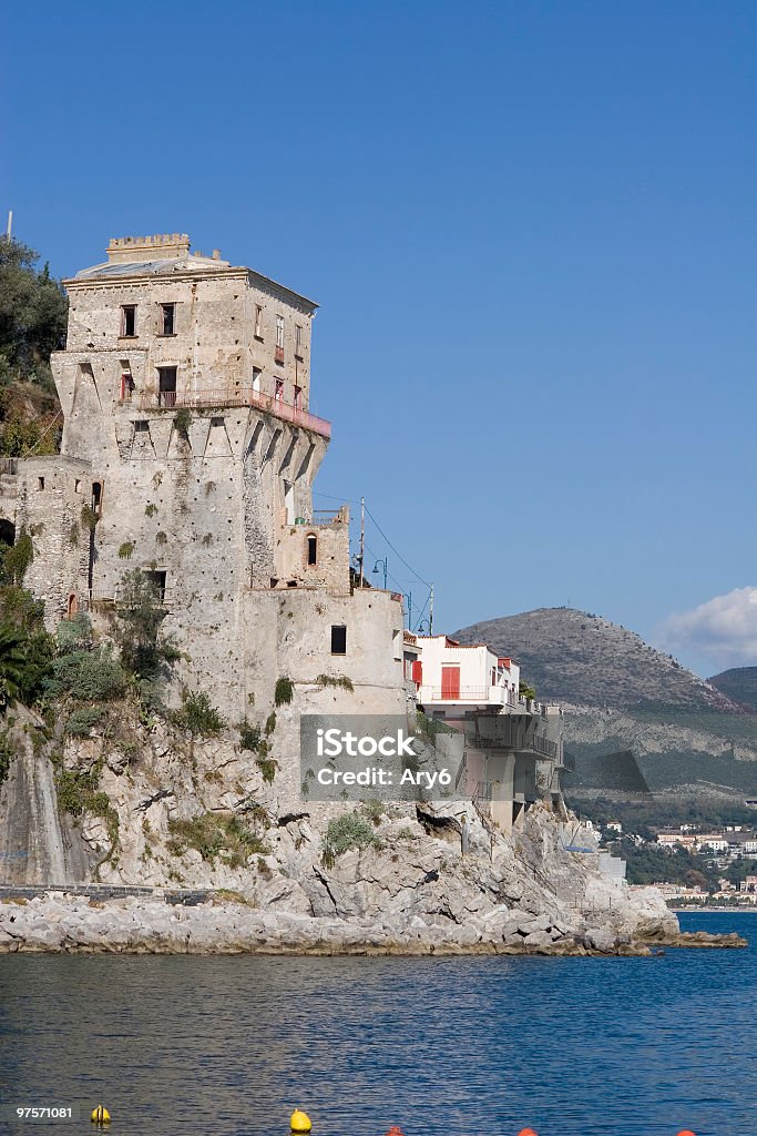 Torre di guardia di Cetara (piccola cittadina costiera amalfitana, Italia - Foto stock royalty-free di Amalfi