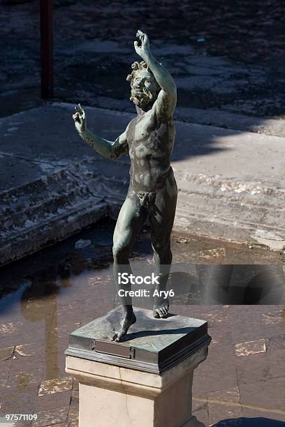 Statua Di Bronzo Fauno - Fotografie stock e altre immagini di Ambientazione esterna - Ambientazione esterna, Antico - Condizione, Archeologia