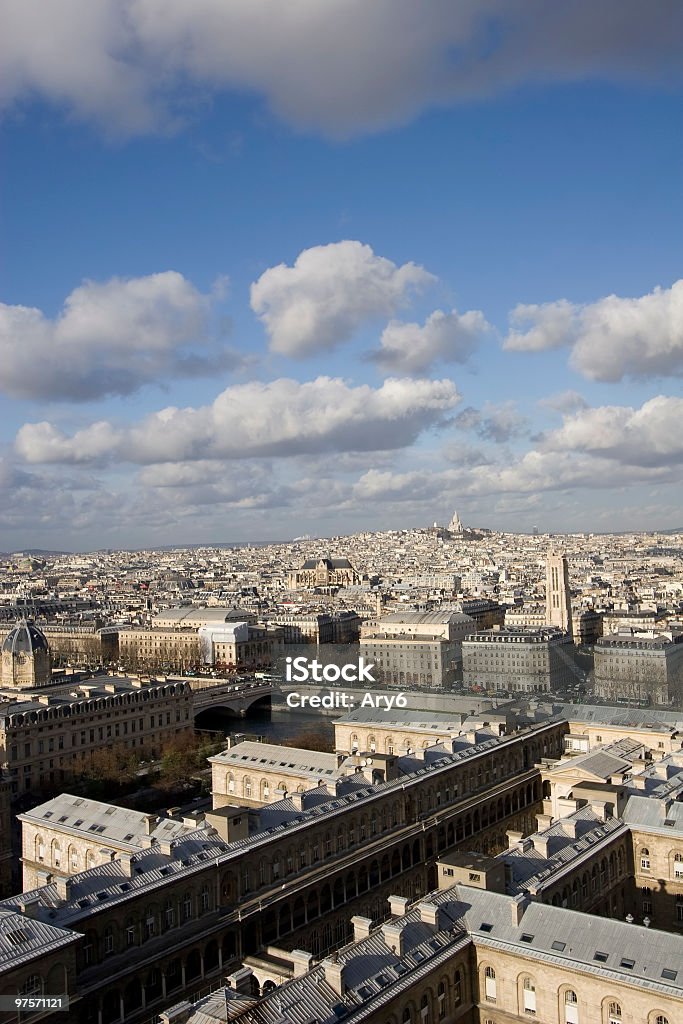 Wiew da Notre Dame, a una distanza vedere Montmartre - Foto stock royalty-free di Blu