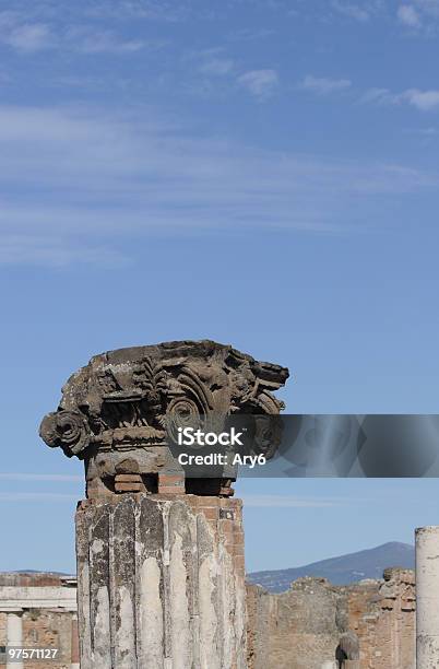 Capitale Colonna Nel Cielo - Fotografie stock e altre immagini di Ambientazione esterna - Ambientazione esterna, Archeologia, Architettura