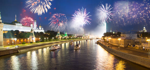 fuochi d'artificio sul cremlino, mosca, russia - la vista più popolare di mosca - moscow russia russia river panoramic foto e immagini stock