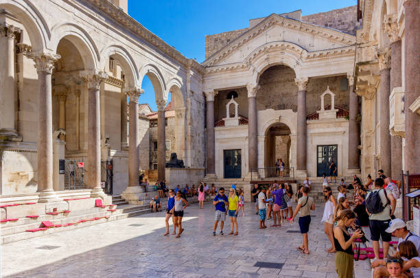 péristyle du palais de dioclétien, actuellement utilisé comme un espace de théâtre. ville de split. - diocletian photos et images de collection